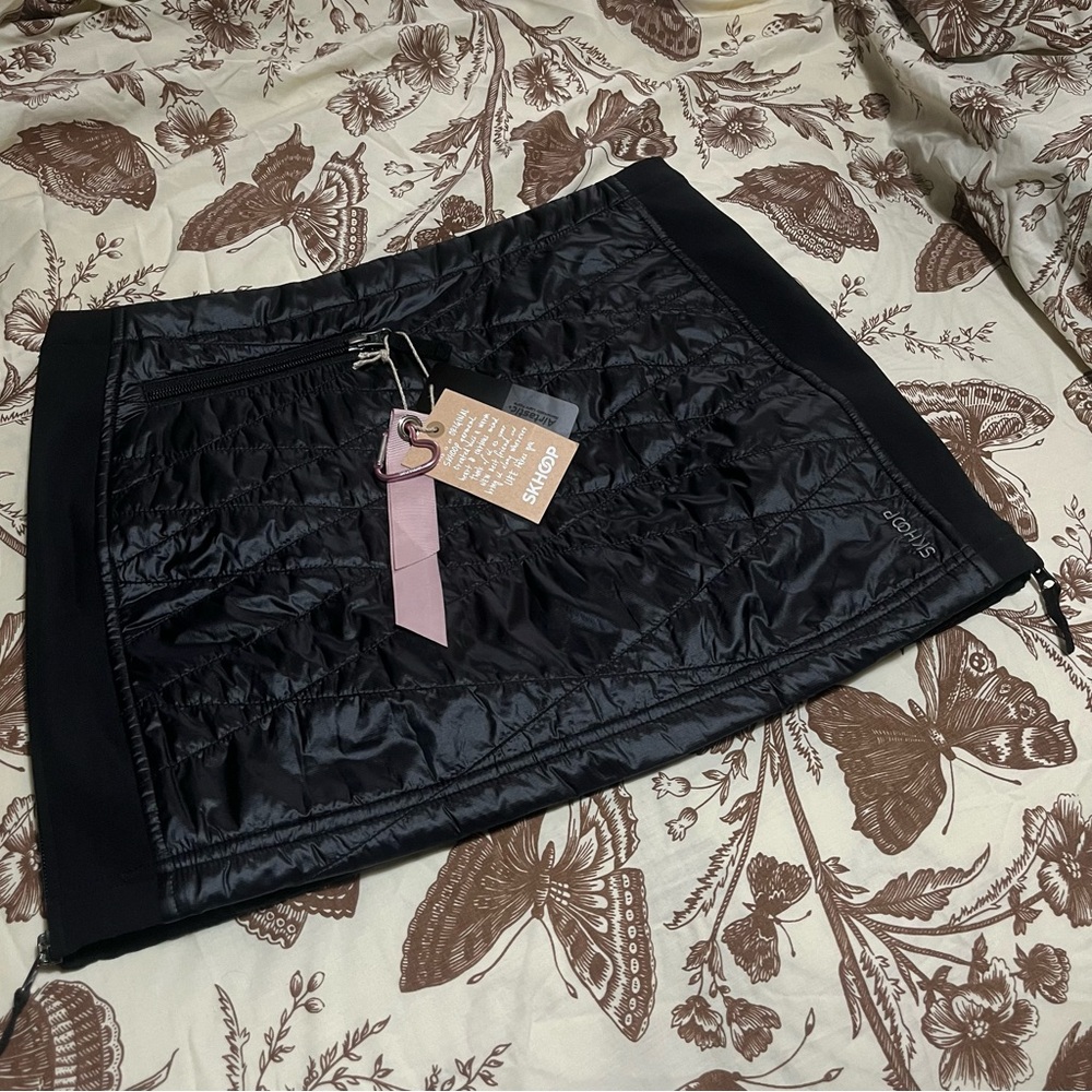 NWT Skhoop Kari mini skirt in black. SZ medium.